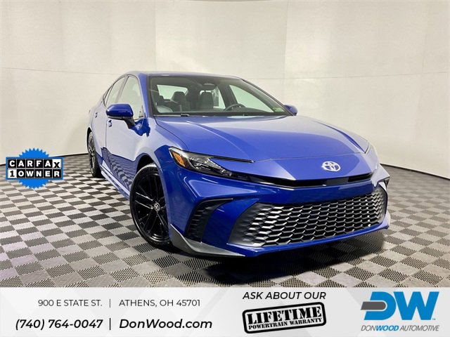 2025 Toyota Camry SE's photo