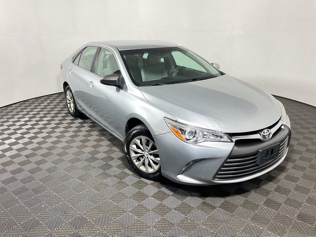 2017 Toyota Camry LE photo 3