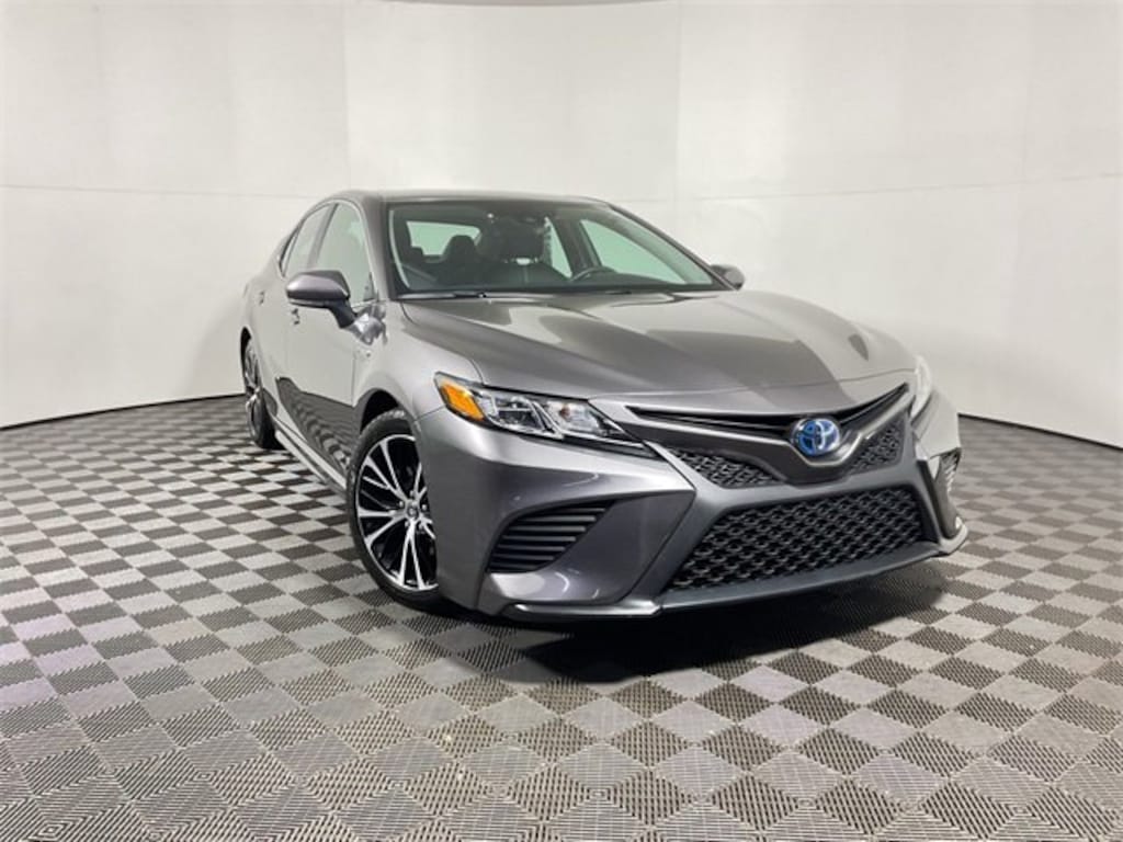 Used 2020 Toyota Camry Hybrid SE Sedan