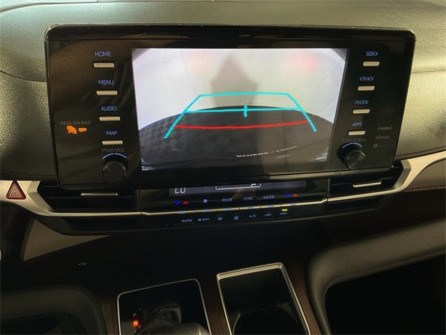 2022 Toyota Sienna LE photo 2