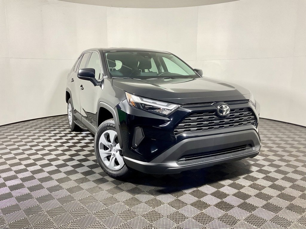2025 Toyota RAV4 LE's photo