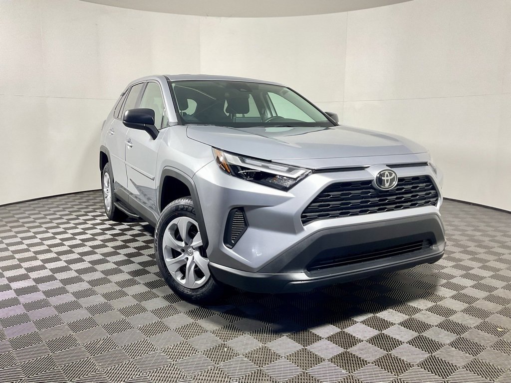 2025 Toyota RAV4 LE's photo