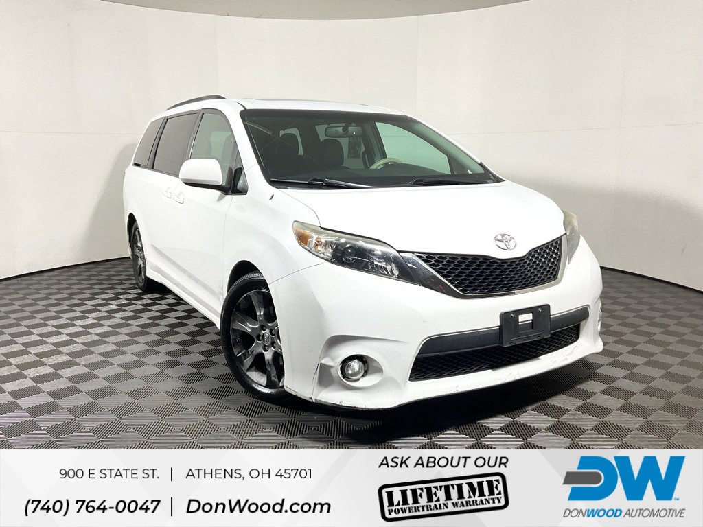 2012 Toyota Sienna SE's photo