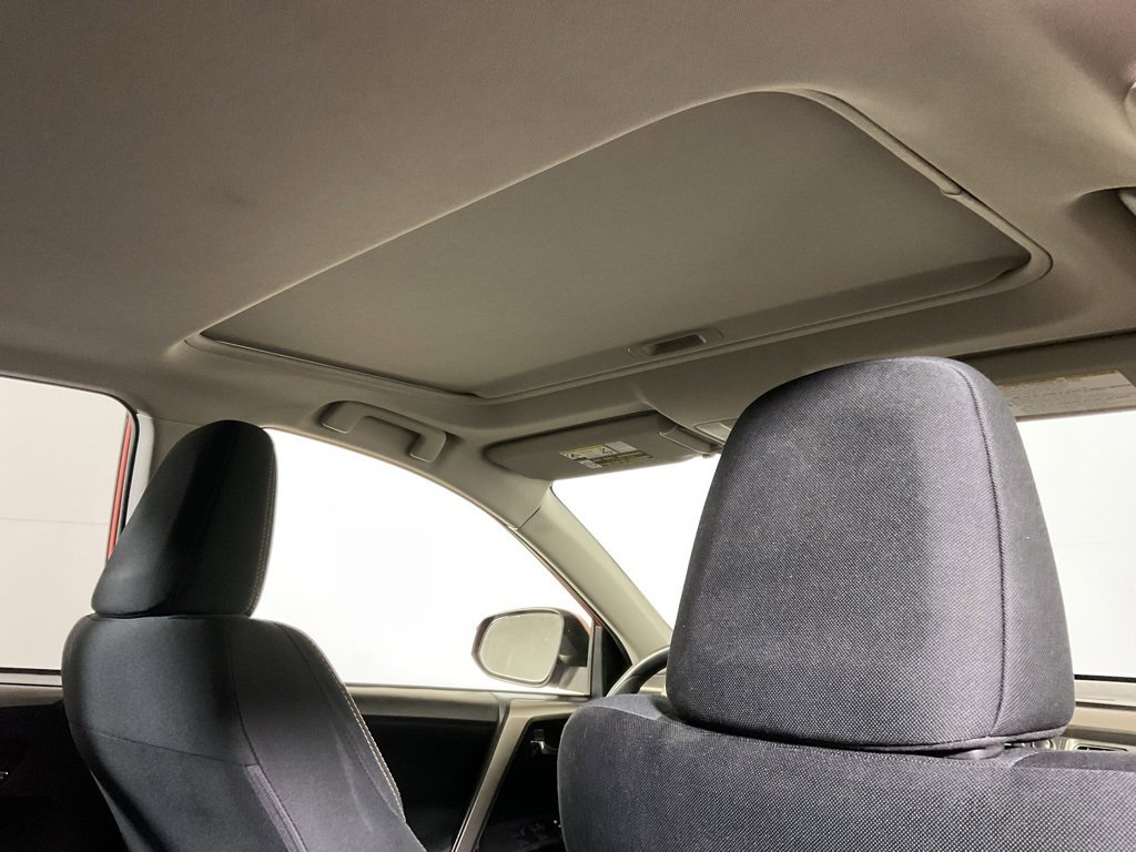 2015 Toyota RAV4 XLE photo 2