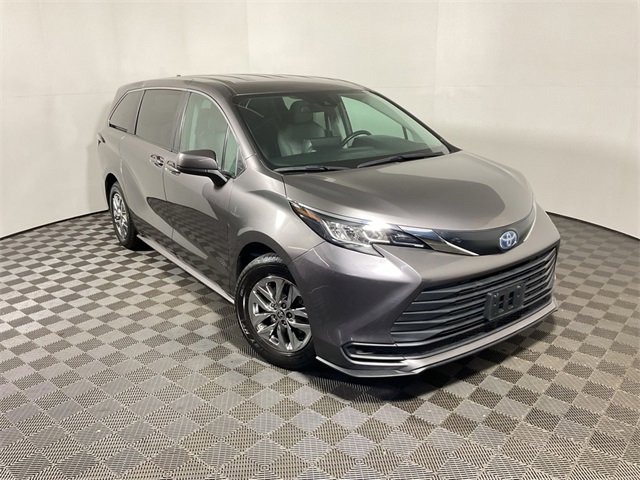 2022 Toyota Sienna LE photo 3
