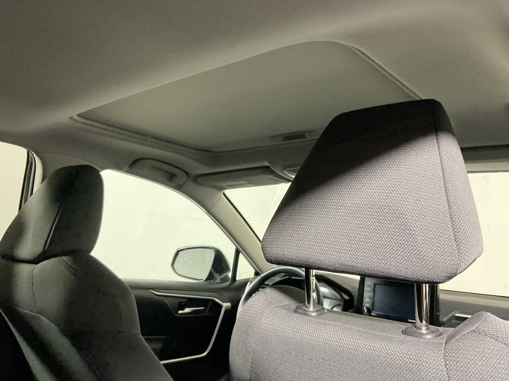 2021 Toyota RAV4 XLE photo 2