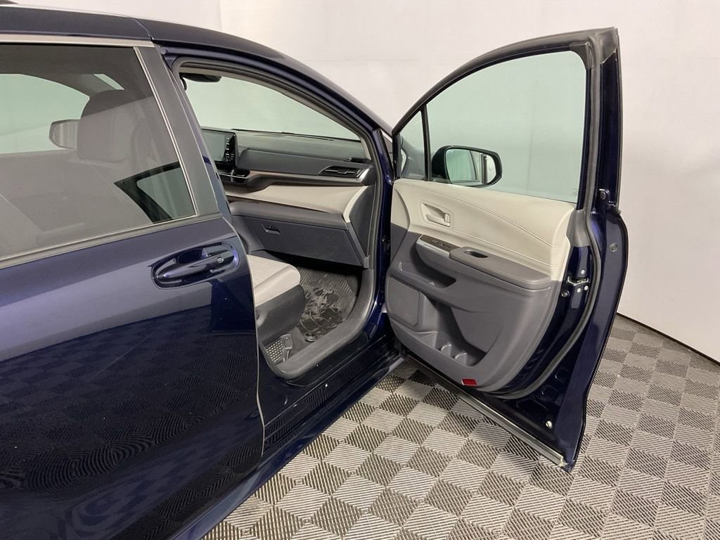2023 Toyota Sienna LE - Photo 31