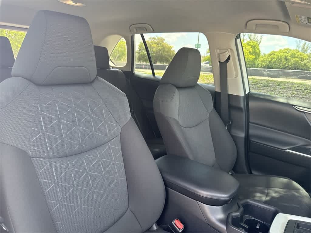 2022 Toyota RAV4 XLE 27