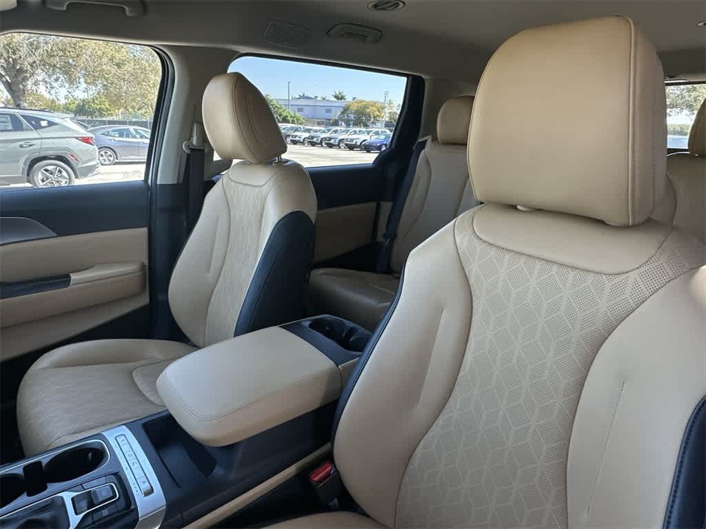 Thumbnail: 2023 Kia Carnival - 14