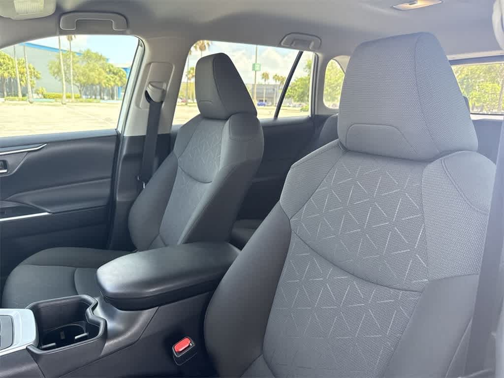 2022 Toyota RAV4 XLE 14
