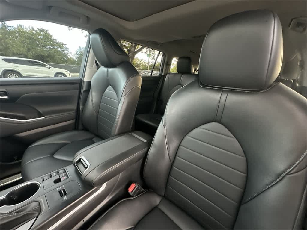 Thumbnail: 2023 Toyota Highlander - 14