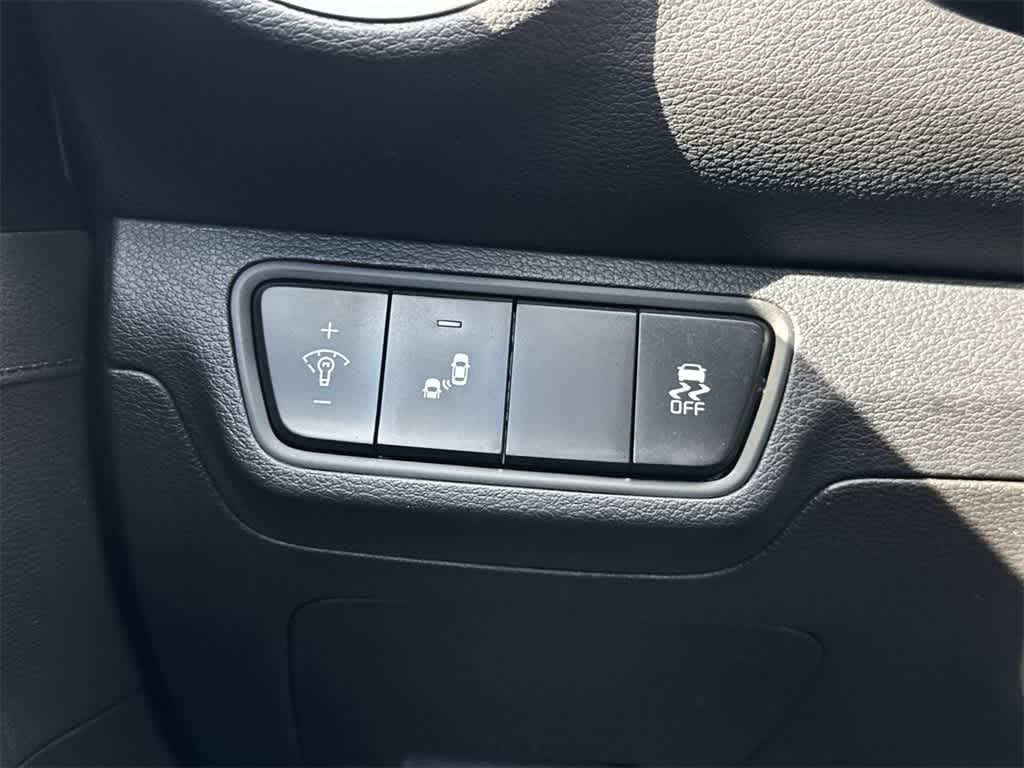 Thumbnail: 2022 Kia Forte - 17