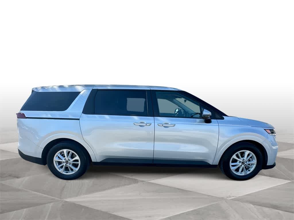 Thumbnail: 2023 Kia Carnival - 9