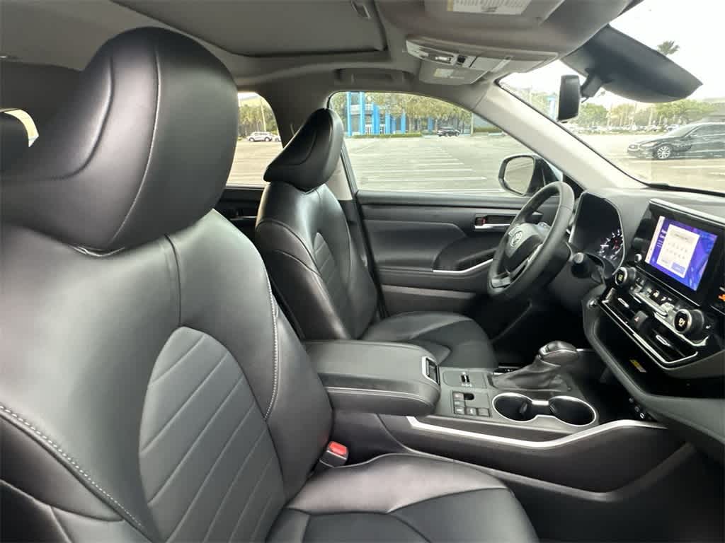 Thumbnail: 2023 Toyota Highlander - 27