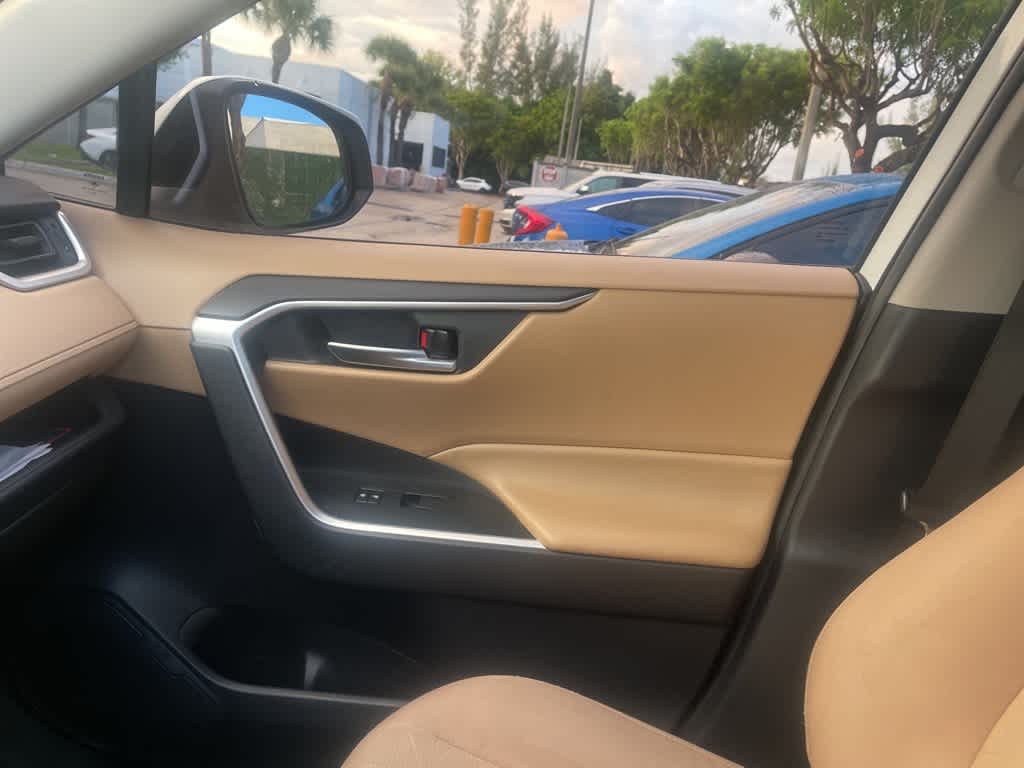 Thumbnail: 2019 Toyota RAV4 - 17