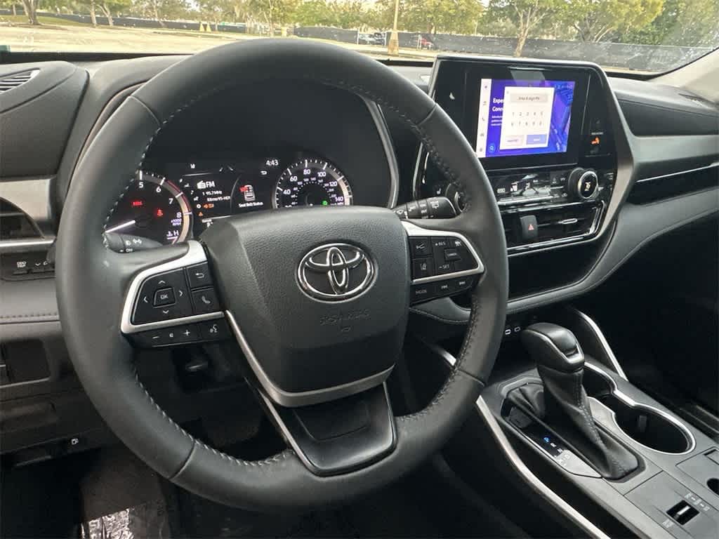 Thumbnail: 2023 Toyota Highlander - 13
