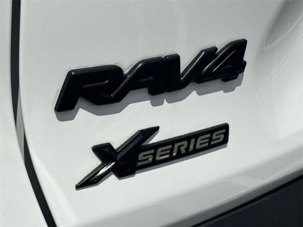 2022 Toyota RAV4 XLE 10