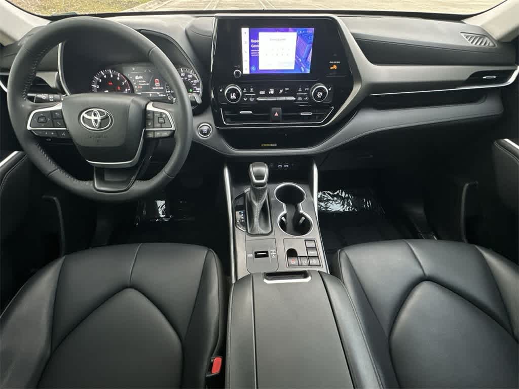 Thumbnail: 2023 Toyota Highlander - 24