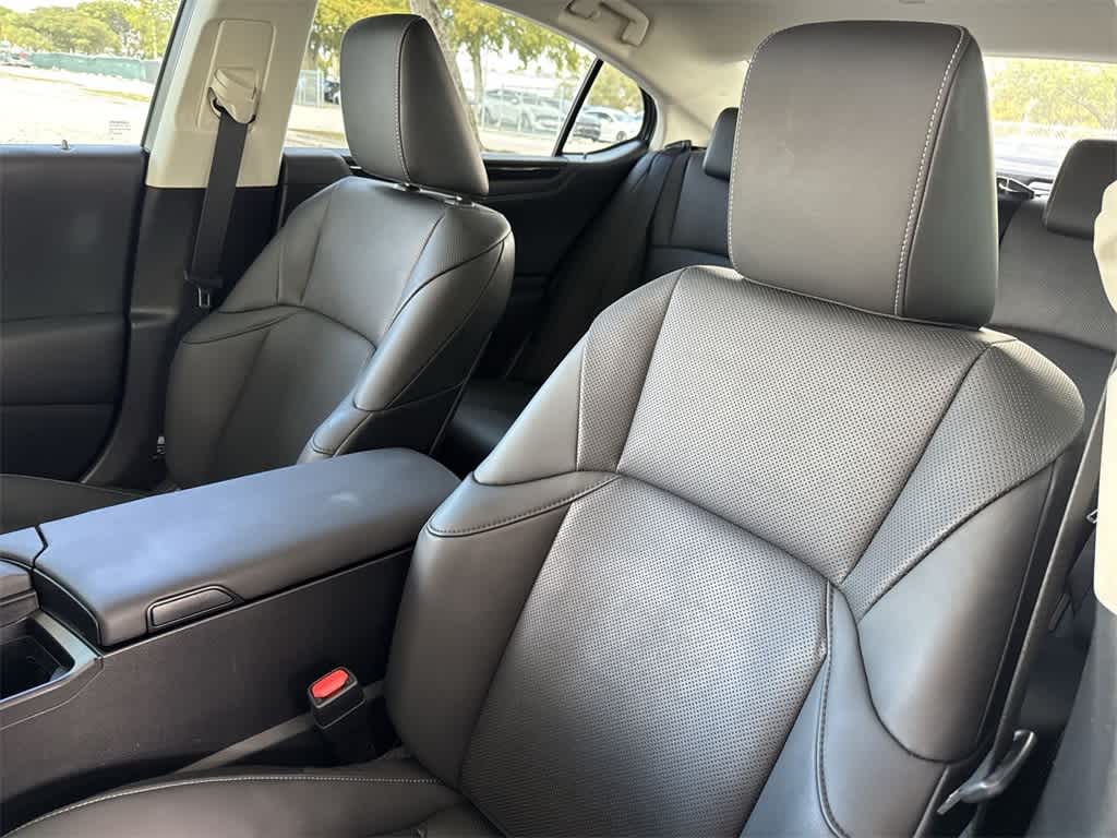 Thumbnail: 2021 Lexus ES - 14