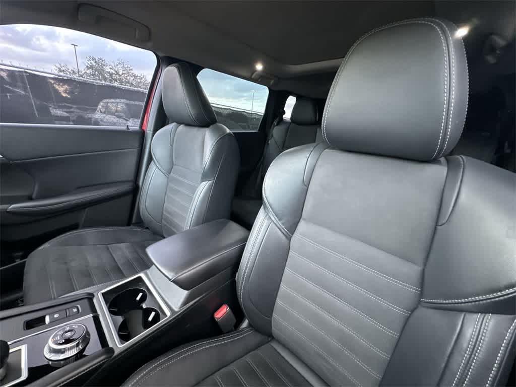 Thumbnail: 2023 Mitsubishi Outlander - 14