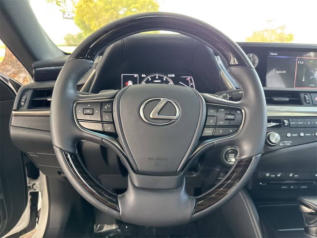 Thumbnail: 2021 Lexus ES - 15