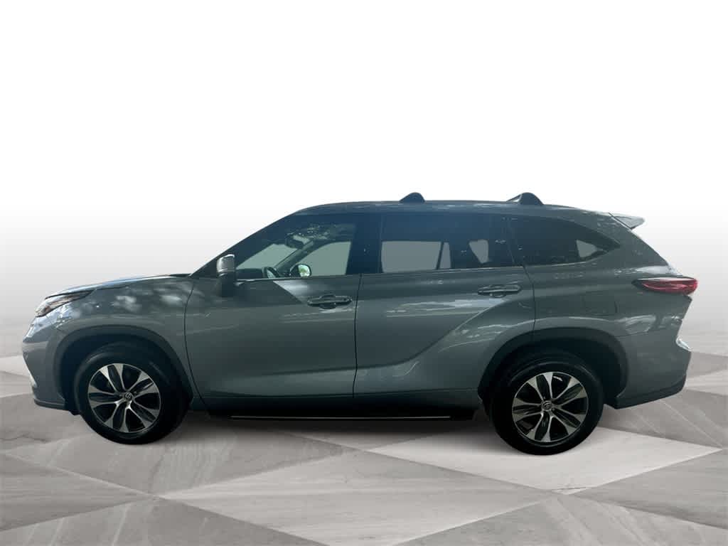 Thumbnail: 2022 Toyota Highlander - 5