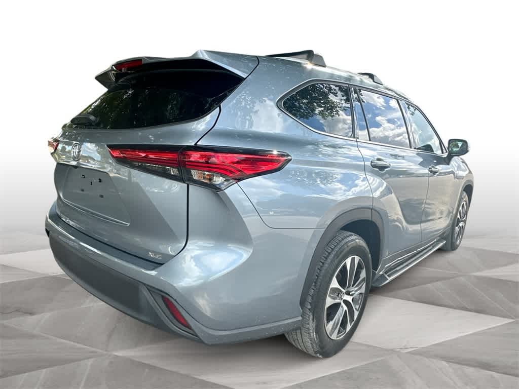 Thumbnail: 2022 Toyota Highlander - 8