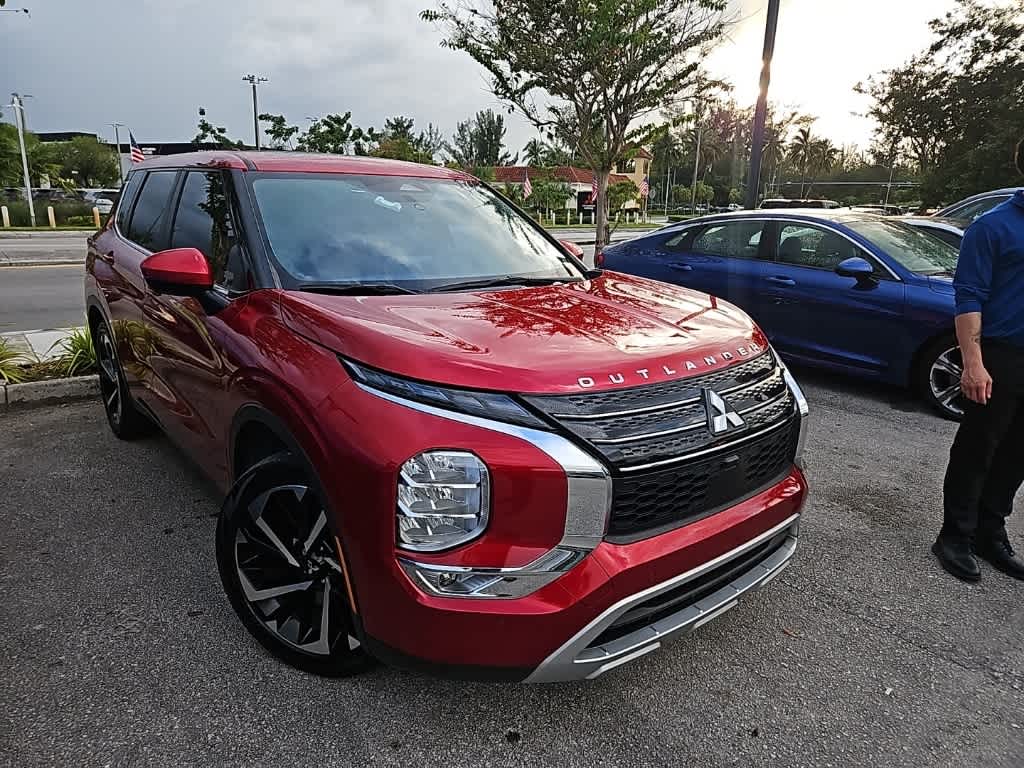 Thumbnail: 2023 Mitsubishi Outlander - 3