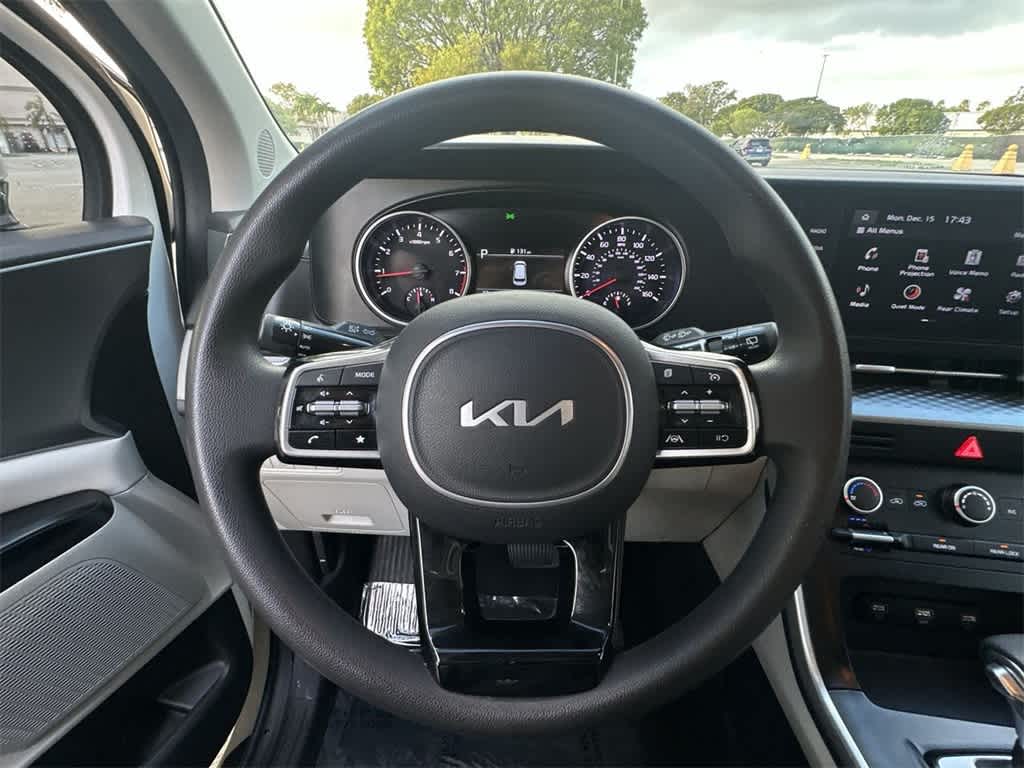 Thumbnail: 2023 Kia Carnival - 15