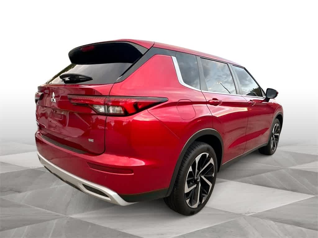 Thumbnail: 2023 Mitsubishi Outlander - 8