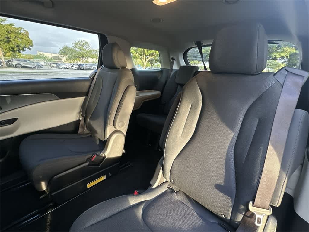 Thumbnail: 2023 Kia Carnival - 22