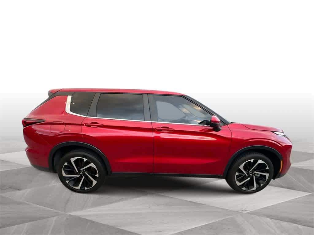 Thumbnail: 2023 Mitsubishi Outlander - 9
