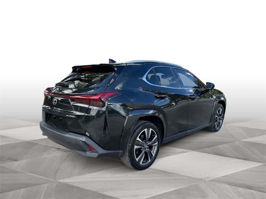 Thumbnail: 2023 Lexus UX - 8