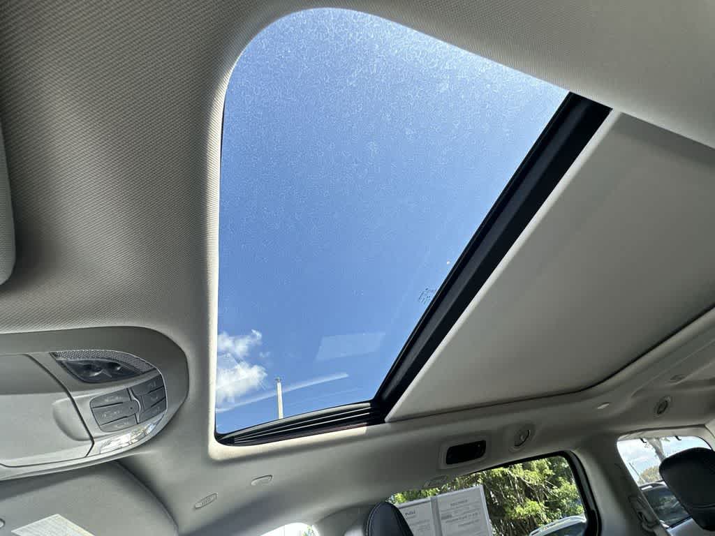 Thumbnail: 2022 Chrysler Pacifica - 17