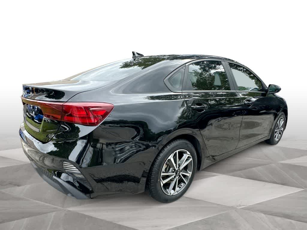 Thumbnail: 2023 Kia Forte - 8