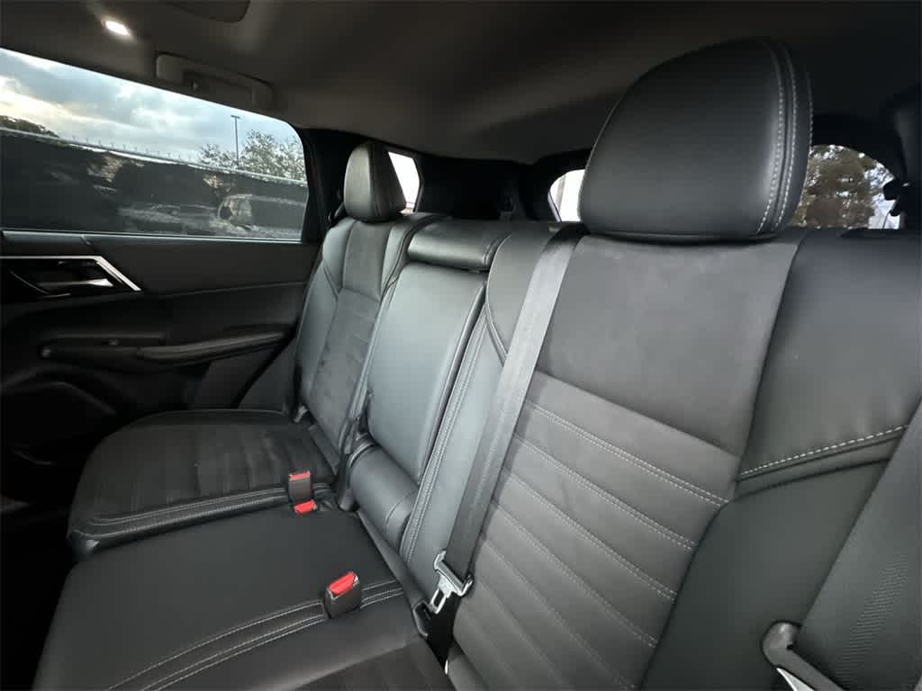 Thumbnail: 2023 Mitsubishi Outlander - 22