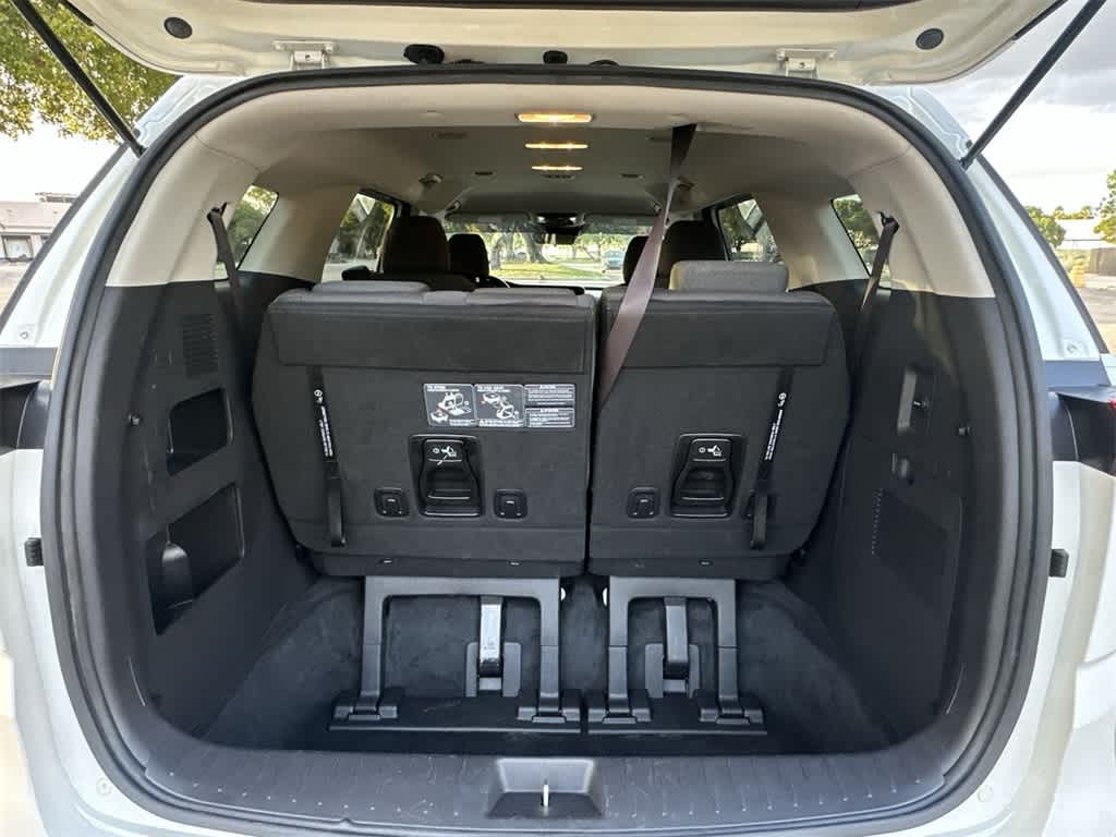 Thumbnail: 2023 Kia Carnival - 25