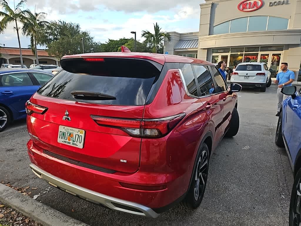 Thumbnail: 2023 Mitsubishi Outlander - 4