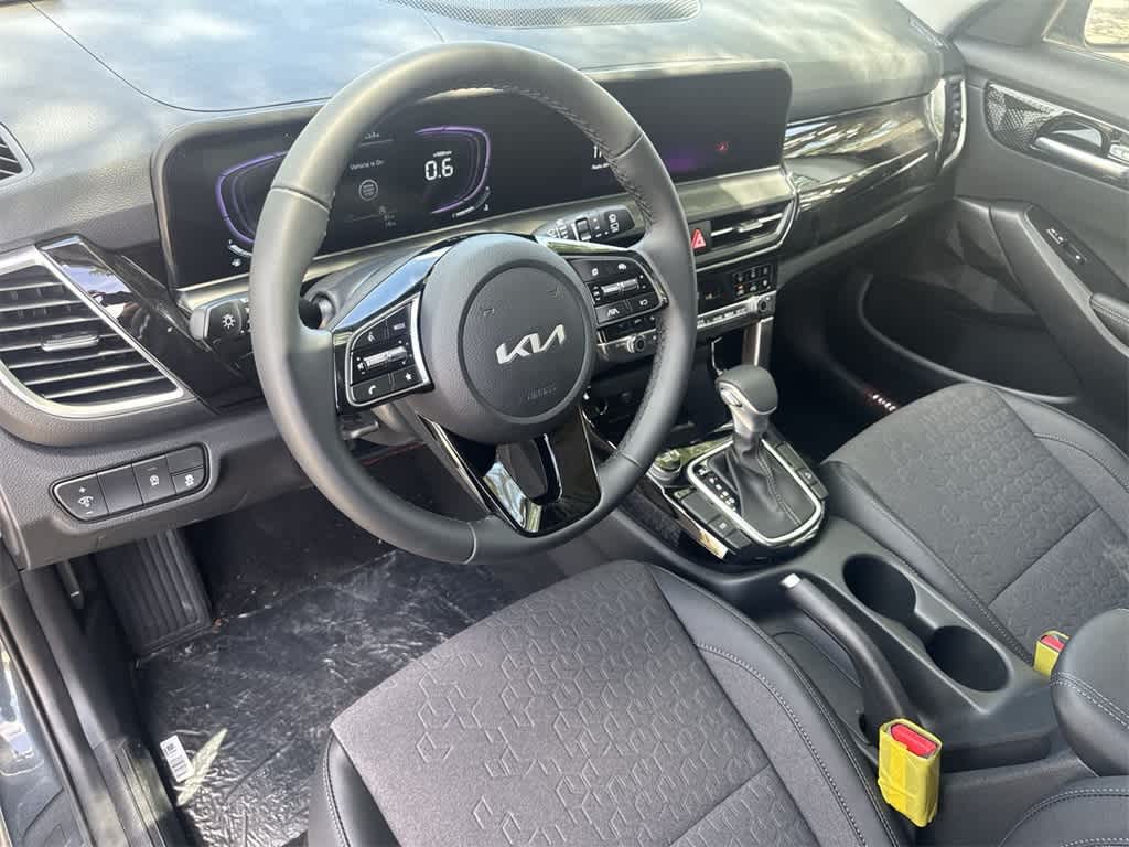 2025 Kia Seltos S 13