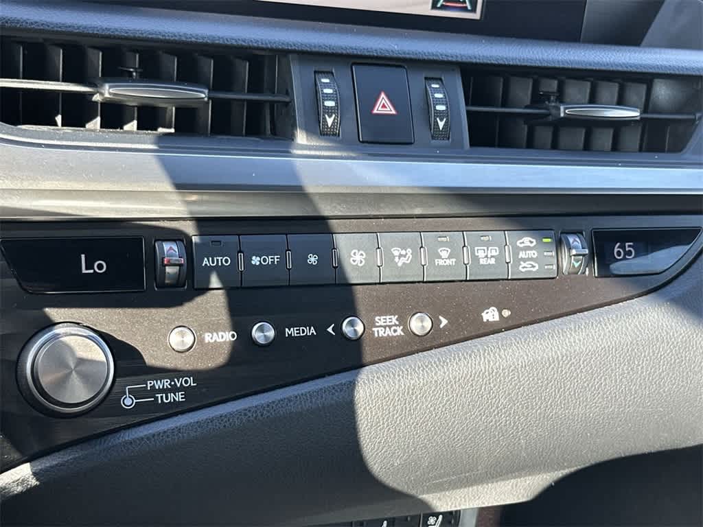 Thumbnail: 2021 Lexus ES - 20