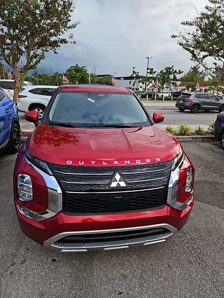 Thumbnail: 2023 Mitsubishi Outlander - 1