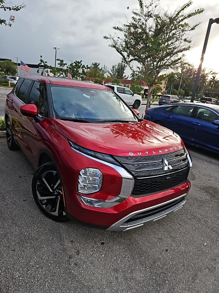 Thumbnail: 2023 Mitsubishi Outlander - 2