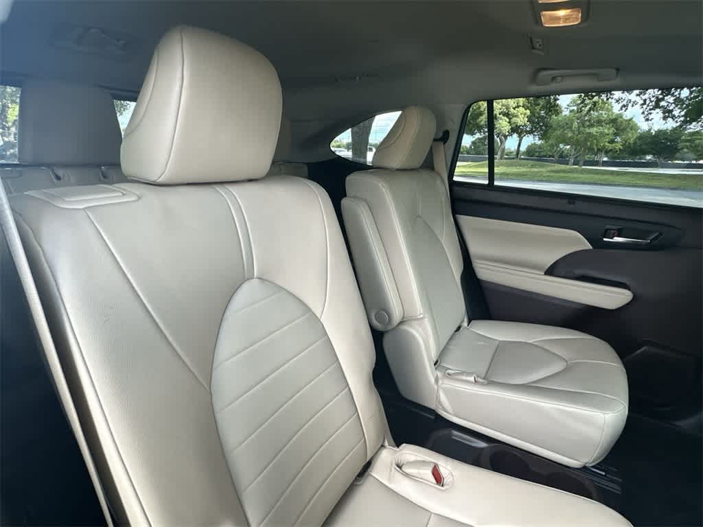 Thumbnail: 2022 Toyota Highlander - 26