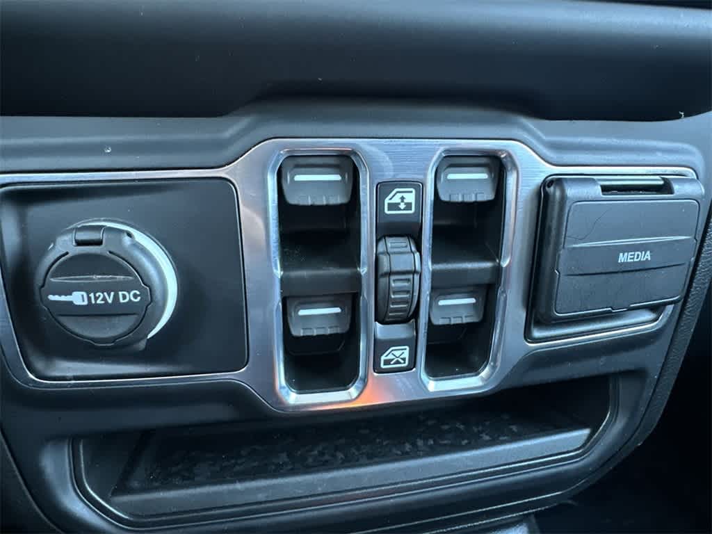 Thumbnail: 2023 Jeep Gladiator - 17