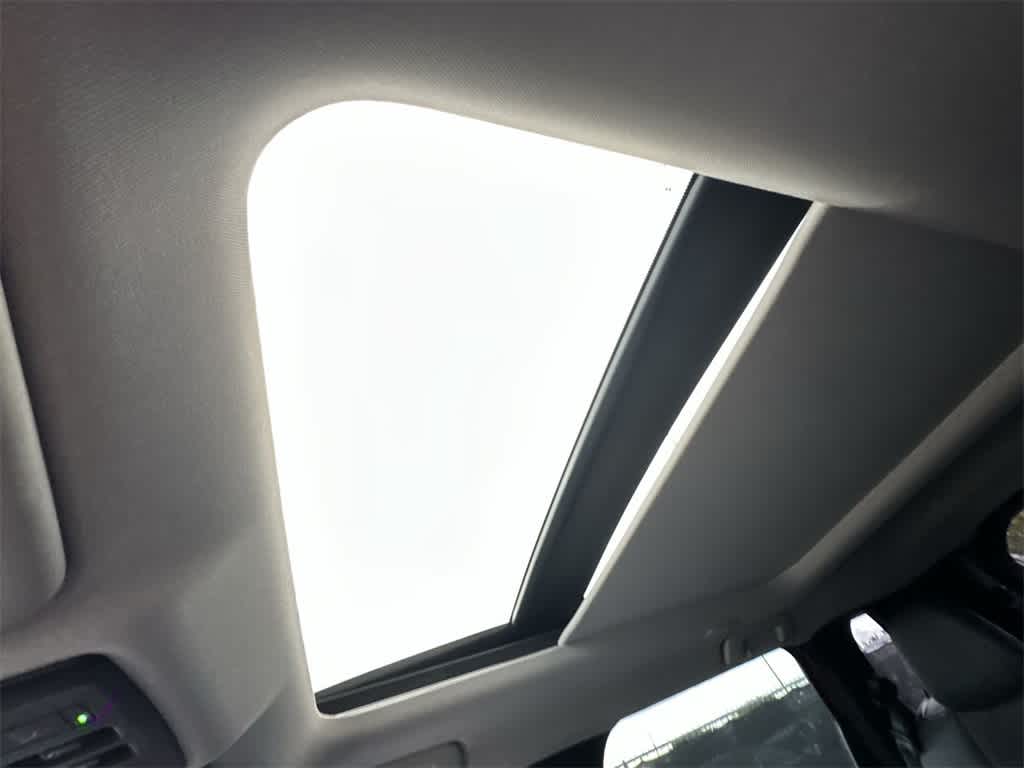 Thumbnail: 2023 Mitsubishi Outlander - 17