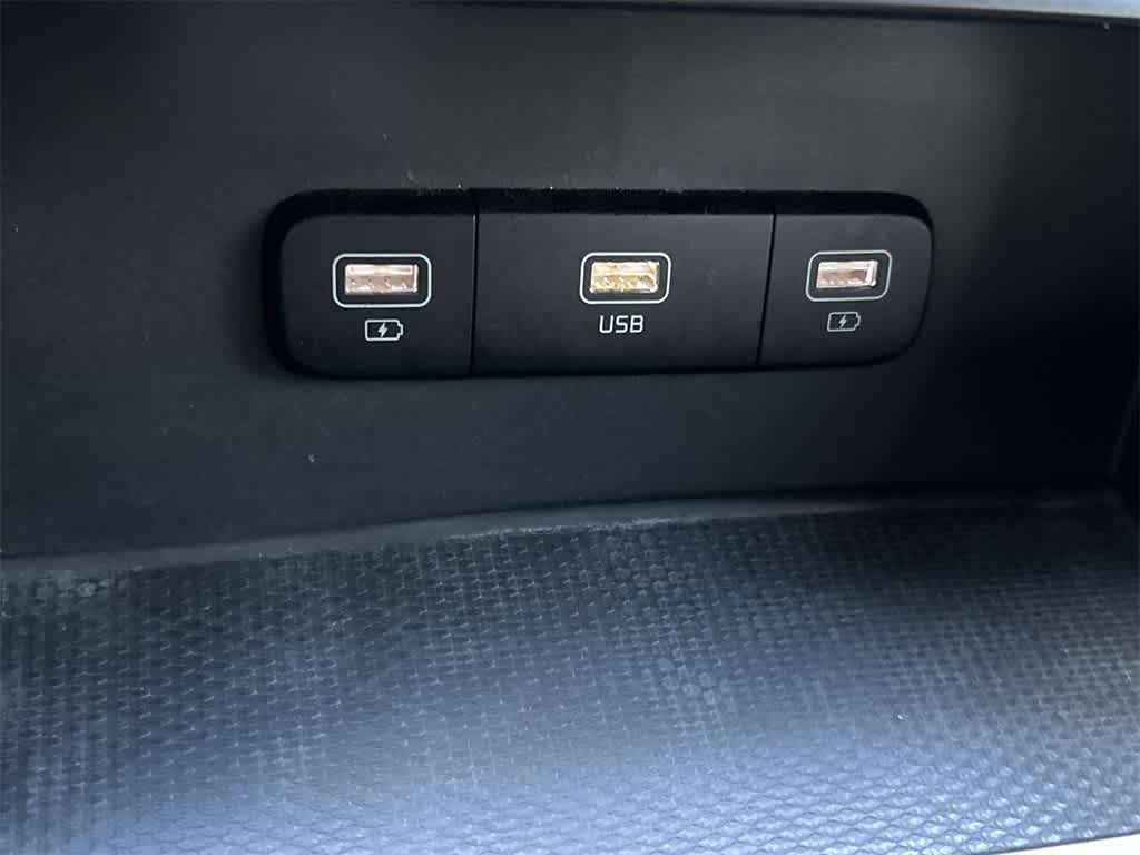 Thumbnail: 2023 Kia Carnival - 17