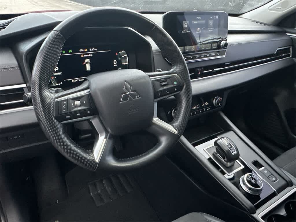 Thumbnail: 2023 Mitsubishi Outlander - 13