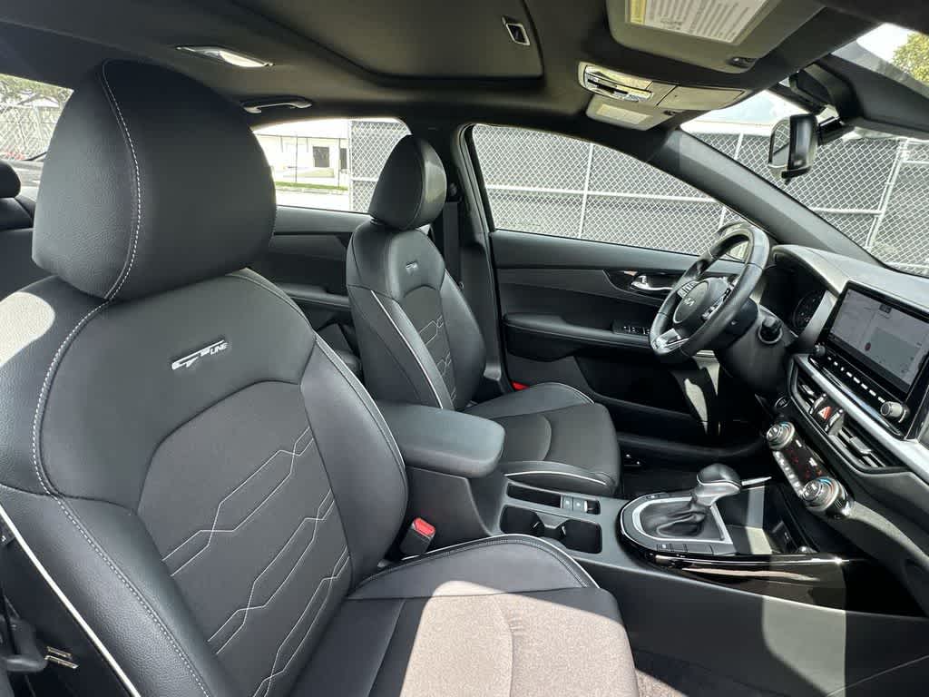 Thumbnail: 2022 Kia Forte - 27