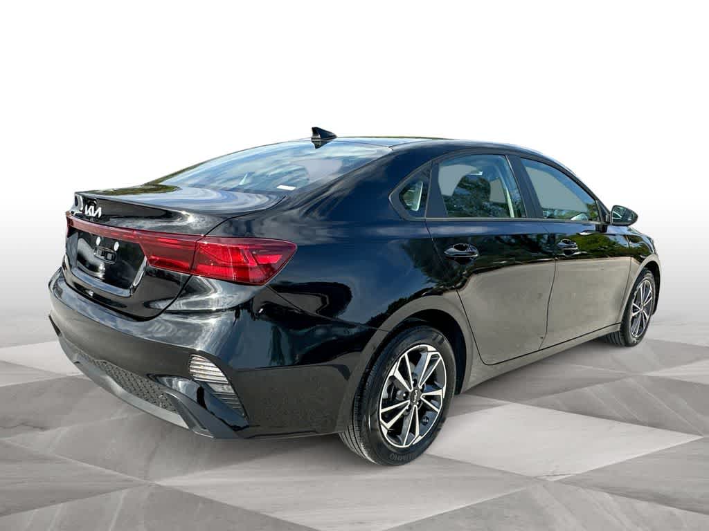 Thumbnail: 2023 Kia Forte - 8