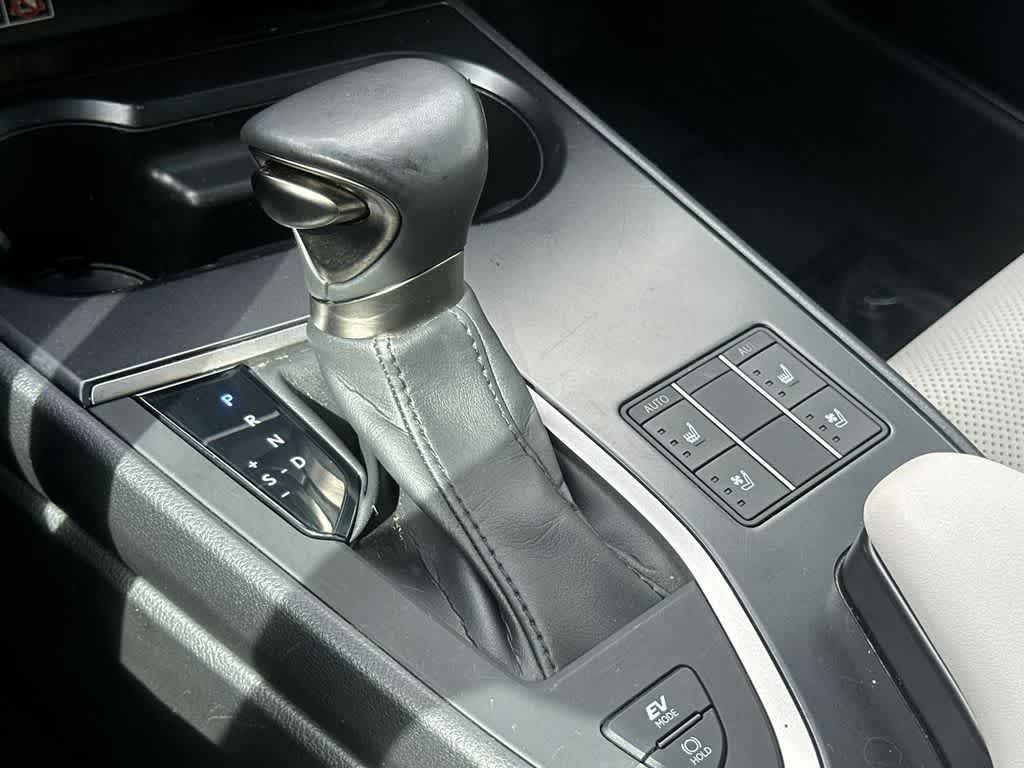 Thumbnail: 2023 Lexus UX - 21